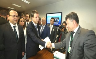 25mai2017---presidente-do-conselho-federal-da-oab-protocola-pedido-de-impeachment-na-secretaria-geral-da-camara-1495738482018_615x300