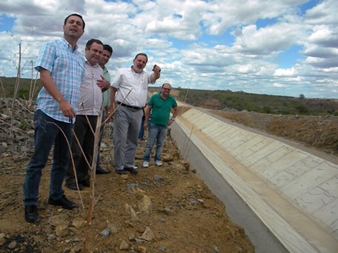 desfileArmando em visita às obras do Canal do Sertão, em abril deste ano