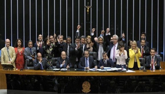 relator-alessandro-molon-de-bracos-levantados-e-gravata-cinza-comemora-com-outros-deputados-a-aprovacao-do-marco-civil-da-internet-foram-17-votos-a-favor-e-um-contra-do-pps-1395794564634_615x300