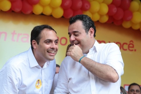 20/07/2014. Credito: Nando Chiappetta/DP/D.A Press.- Politica - Abertura do Comie de Danilo Cabral, candidato a deputado federal.na foto - Paulo Camara e Danilo Cabral 20/07/2014. Credito: Nando Chiappetta/DP/D.A Press.- Politica - Abertura do Comie de Danilo Cabral, candidato a deputado federal.na foto - Paulo Camara e Danilo Cabral